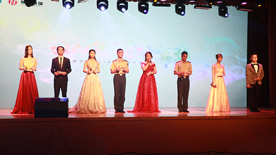 af2c5da46a811115dc2f597b32d62640.jpg 主持人.jpg